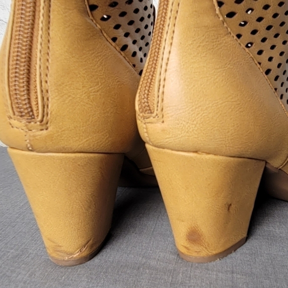 George 4" Tan Ankle Boots - Picture 5 of 8